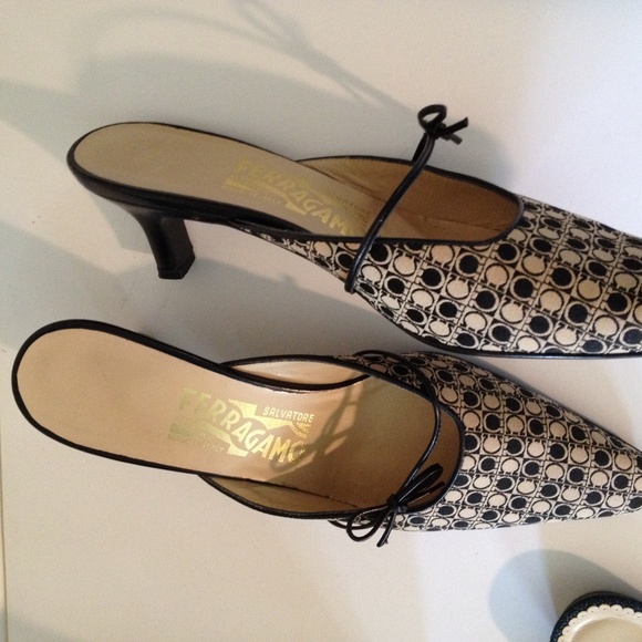 iShip! Ferragamo Mules Like New Size 61/2Italy - Picture 2 of 4